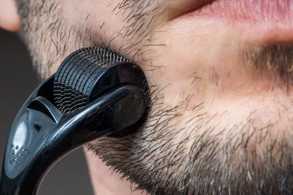 Dermaroller w męskiej pielęgnacji – czy mikronakłuwanie faktycznie poprawia wygląd skóry?