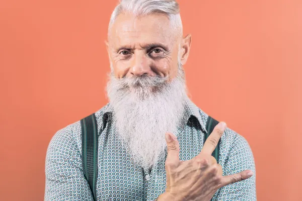 Czy siwa broda jest modna?