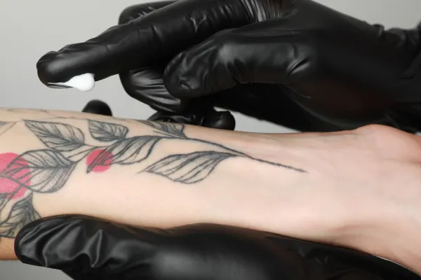 Czym smarować tatuaż po zrobieniu?