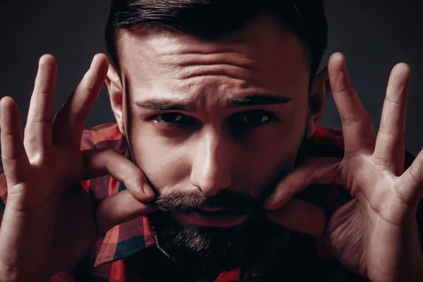 Modelowanie wąsów woskiem