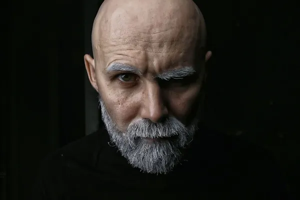 Broda i łysienie – jak dobrać styl zarostu, gdy włosy na głowie znikają?